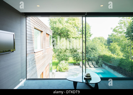 Modernes Haus mit Blick auf Swimmingpool Stockfoto