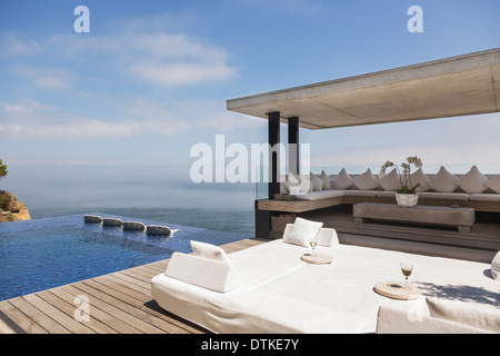 Cabana und Infinity-Pool mit Blick auf Meer Stockfoto