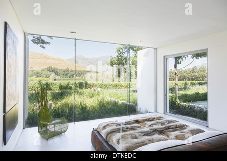 Moderne Schlafzimmer mit Blick auf Landschaft im ländlichen Raum Stockfoto