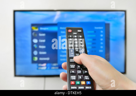 Smart-tv und Fernbedienung drücken der hand Stockfoto