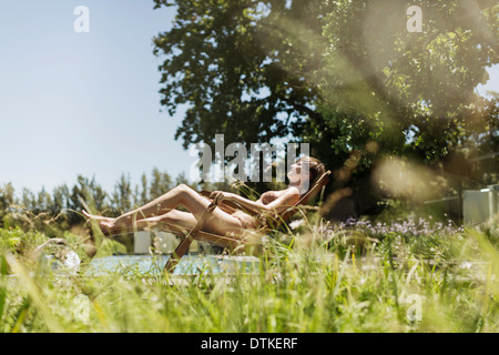 Entspannen im Liegestuhl im freien Frau Stockfoto