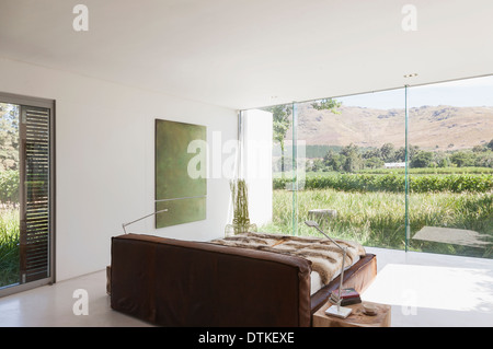 Schlafzimmer im modernen Haus mit Blick auf die Landschaft im ländlichen Raum Stockfoto