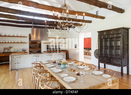 Kronleuchter über Esszimmer im Luxus-Haus Stockfoto