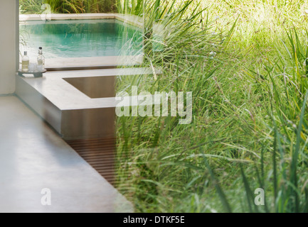 Grass spiegelt sich im Fenster des modernen Badezimmer Stockfoto