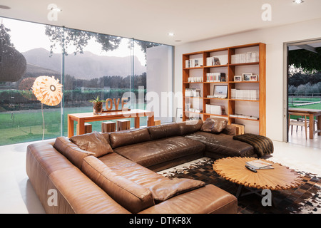 Leder-Sofas im Wohnzimmer Luxus Stockfoto