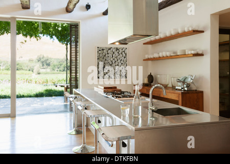 Moderne Küche mit Blick auf Terrasse und Weinberg Stockfoto