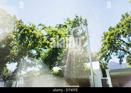 Fließendes Wasser aus der Dusche im freien Stockfoto