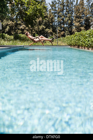 Frau entspannende Swimmingpool Stockfoto