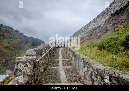 Treppe in San Juan de Gaztelugatxe, Spanien, an einem regnerischen Tag Stockfoto