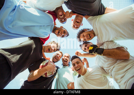 Männer jubeln gemeinsam im freien Stockfoto