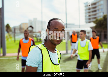 Fußball-Spieler lächelnd auf Feld Stockfoto