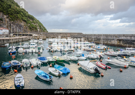 Hafen von Elantxobe in Vizcaya, Spanien, an einem bewölkten Tag Stockfoto