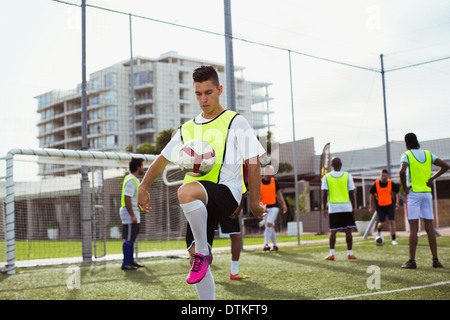 Fußball-Spieler training auf Feld Stockfoto