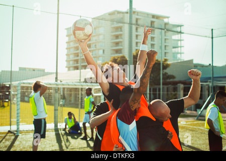 Fußball-Spieler anfeuern Feld Stockfoto