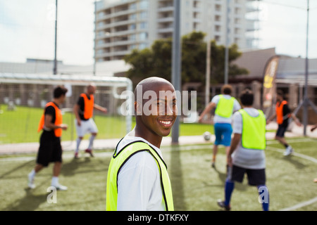 Fußball-Spieler lächelnd auf Feld Stockfoto