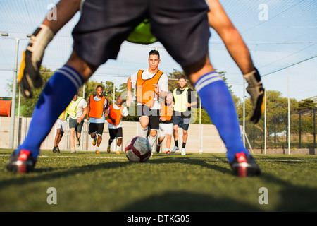 Fußball-Spieler training auf Feld Stockfoto