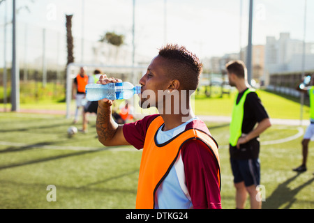 Fußball Spieler Trinkwasser auf Feld Stockfoto