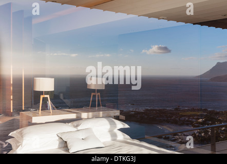 Moderne Schlafzimmer mit Blick auf Meer Stockfoto