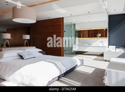 Schlafzimmer und Bad en suite im modernen Haus Stockfoto