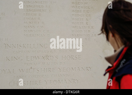 Besucher betrachten ein Mahnmal am Tyne Cot Friedhof, Ypern, Belgien. Stockfoto