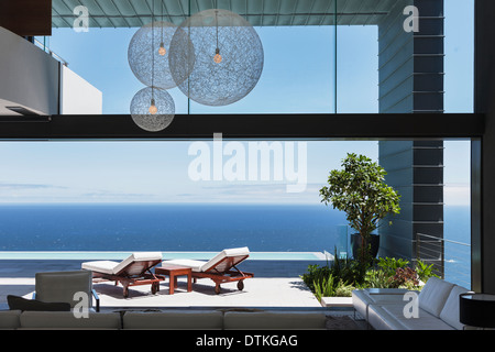 Sonnenliegen am Balkon mit Blick auf Meer Stockfoto