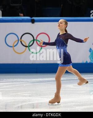 Sotschi, Russland. 19. Februar 2014. Yulia Lipnitskaya Russlands führt in die Damen kurze Programm Eiskunstlauf-Veranstaltung im Palazzo Eisberg Skating in Sotschi 2014 Olympischen Spielen in Sotschi, Russland, 19. Februar 2014. : Bildnachweis Christian Charisius/Dpa: Dpa picture-Alliance/Alamy Live News Stockfoto