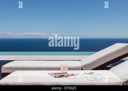 Sonnenliegen am Balkon mit Blick auf Meer Stockfoto