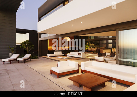 Sofas und Liegestühlen auf moderne Terrasse Stockfoto