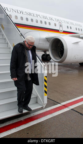 Kiew, Ukraine. 20. Februar 2014. Der deutsche Außenminister Frank-Walter Steinmeier verlässt das Flugzeug auf dem Flughafen in Kiew, Ukraine, 20. Februar 2014. Foto: TIM BRAKEMEIER/Dpa/Alamy Live News Stockfoto