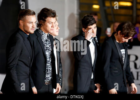 London, UK. 19. Februar 2014. Niall Horan, Zayn Malik, Liam Payne (l-R), Harry Styles und Louis Tomlinson von One Direction ankommen bei den BRIT Awards 2014 in O2 Arena in London, Großbritannien, am 19. Februar 2014. : Bildnachweis Hubert Boesl/Dpa: Dpa picture-Alliance/Alamy Live News Stockfoto