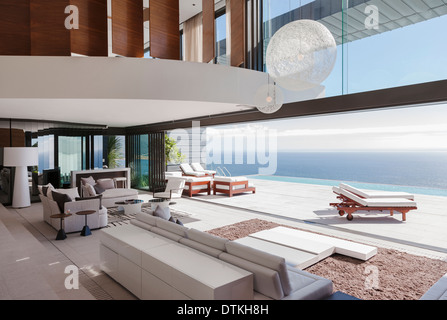 Wohnzimmer im modernen Haus mit Blick auf Meer Stockfoto