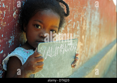 Madagaskar, Antananarivo, kleines Mädchen mit kleinen Tafel mit ihrem Namen darauf geschrieben Stockfoto