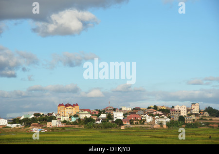 Antananarivo, Madagaskar Wohngegend am Stadtrand mit Reisfeldern Stockfoto