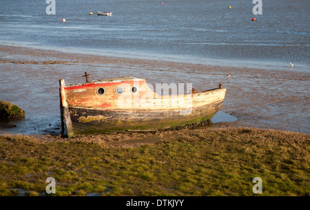 Verlassenen alten Holzboot Fäulnis an der Küste auf dem Fluss Erz in Orford, Suffolk, England Stockfoto