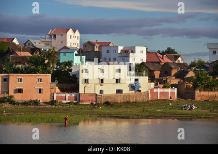 Antananarivo, Madagaskar Wohngegend am Stadtrand mit Reisfeldern Stockfoto