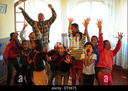 Madagaskar, Antsirabe, Schülerinnen und Schüler springen vor Freude Stockfoto