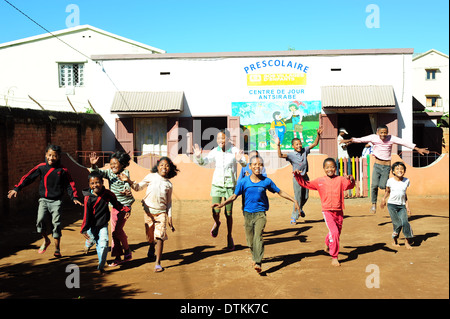 Madagaskar, Antsirabe, Schülerinnen und Schüler springen vor Freude Stockfoto