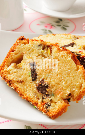 einige Stücke von Bananen und Schokolade Chip Kuchen auf eine Platte in einem gedeckten Tisch Stockfoto