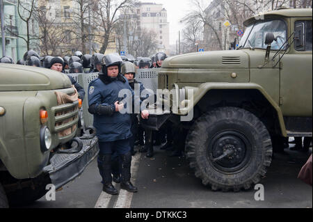 Kiew, Ukraine. 20. Februar 2014. Eine Straße ist mit einem LKW außerhalb der Präsidentenpalast in Kiew, Ukraine, 20. Februar 2014 gesperrt. Foto: TIM BRAKEMEIER/Dpa/Alamy Live News Stockfoto