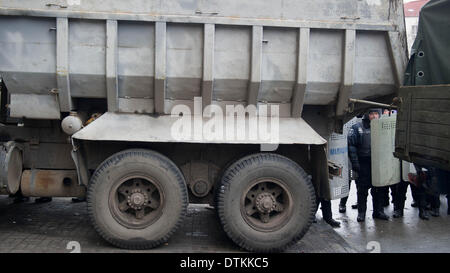 Kiew, Ukraine. 20. Februar 2014. Eine Straße ist mit einem LKW außerhalb der Präsidentenpalast in Kiew, Ukraine, 20. Februar 2014 gesperrt. Foto: TIM BRAKEMEIER/Dpa/Alamy Live News Stockfoto