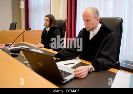 Hannover, Deutschland. 20. Februar 2014. Staatsanwälte Clemens Eimterbaeumer und Anna Tafelski sitzen in das Landgericht Hannover, 20. Februar 2014. Der ehemalige Bundespräsident Wulff ist vor Gericht die Beantwortung Gebühren Vorteile zu akzeptieren. Foto: JULIAN STRATENSCHULTE/Dpa/Alamy Live News Stockfoto