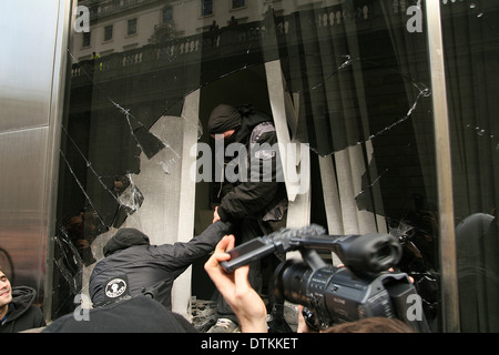 Randalierer brechen in die RBS-Bank in der Stadt während der G20-Unruhen in London Stockfoto