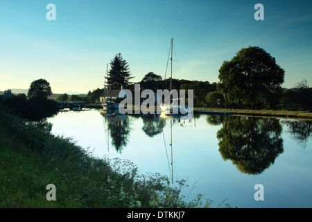 Eine Yacht vor Anker am Dunardry sperrt in der Nähe von Cairnbaan auf den Crinan Canal, Argyll & Bute, Scotland Stockfoto