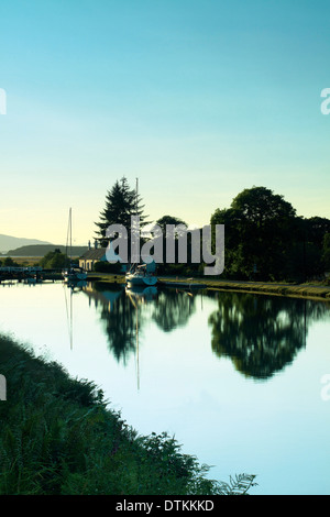 Eine Yacht vor Anker am Dunardry sperrt in der Nähe von Cairnbaan auf den Crinan Canal, Argyll & Bute, Scotland Stockfoto