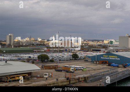 Southampton Docks, Southampton, England, Vereinigtes Königreich gesehen von einer scheidenden Kreuzfahrt Schiff. Stockfoto