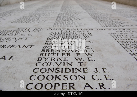 Namen von Soldaten aus dem 5. Bataillon, australische Infanterie, eingeschrieben auf Gedenkstätte Menin Gate, Ypern, Belgien. Stockfoto