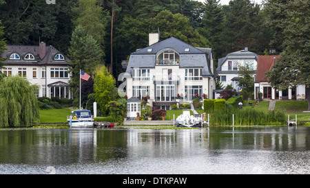 Villa am See Stockfoto