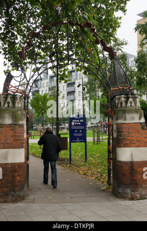 Der Eingang zum Alta Ali Park in Whitechapel. Stockfoto