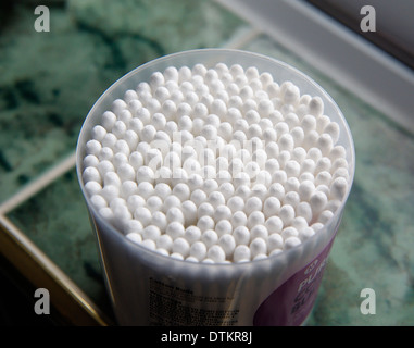 Eine Wanne mit Ohr Wattestäbchen Stockfoto