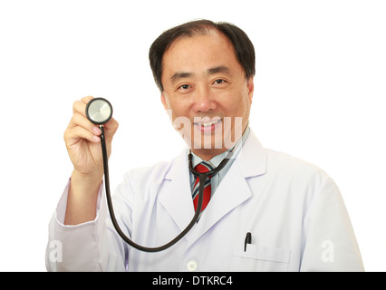 Asiatischen männlichen Arzt lächelnd in die Kamera in uniform Stockfoto